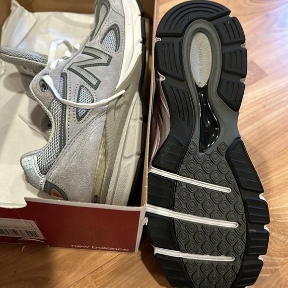 Classic New Balance running shoes in hard to find narrow width. - Picture 5 of 5